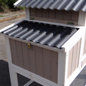 The rabbit hutch Joas is provided with a plastic roof