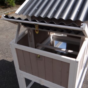 The nesting box of rabbit hutch Joas is provided with a hinged roof