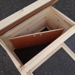 The sleeping compartment of the guinea pig hutch Lily has a removable floor
