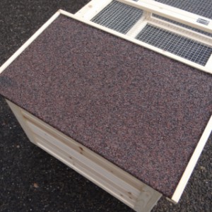 The roof of the rabbit hutch Lily is provided with rofing felt