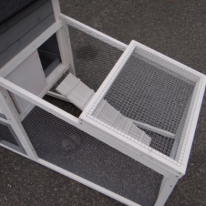 The rabbit hutch Cato has a hinged roof in the run