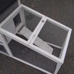 The run of guinea pig hutch Cato is provided with a mesh roof