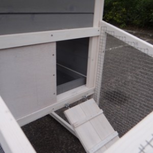 The opening to the sleeping compartment of rabbit hutch Cato has the dimensions 19x24cm