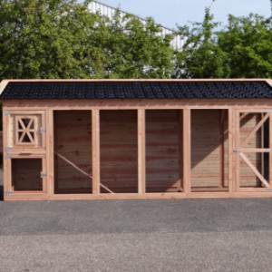 This large chickencoop Flex 6.1+ is made of Douglaswood