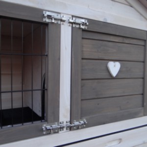 The rabbit hutch Excellent Medium is provided with solid doorlocks