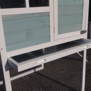 Because of the tray you can clean the sleeping compartment of rabbit hutch Nijntje very easily
