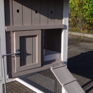 The rabbit hutch Joas has an opening to the sleeping compartment of 19x23cm