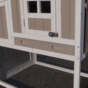 Chicken coop Joas is equipped with a pull-out drawer