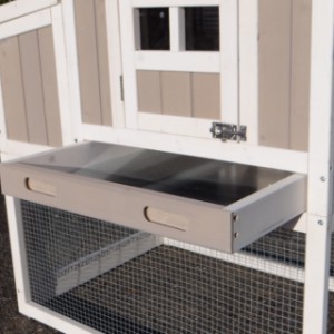 Because of the tray you can clean the sleeping compartment of rabbit hutch Joas very easily