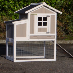 The rabbit hutch Joas is extended with a nesting box