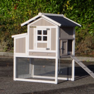 Chicken coop Joas with metal bracket on the sliding shutter to close the night shelter