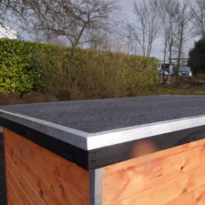 Front and sides of the roof of the dog house Base Large are provided with aluminium strips