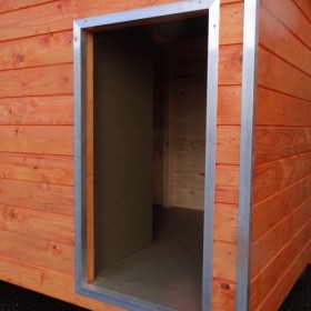 The opening of the dog house Base Small is on 4 sides provided with aluminium