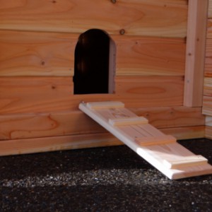 The sleeping compartment for quails is provided with a ramp