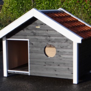 The pig house BINQ has an opening of 60x73cm
