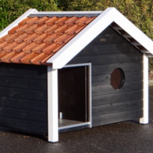 The pig house BINQ will be painted in the colours black and white