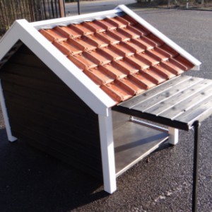 The sideflap of the pig house BINQ can be opened