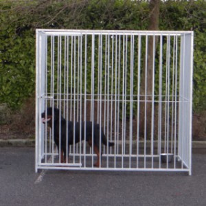 The dog kennel exists of 2 panels of 2 meter and 2 panels of 1,5 meter