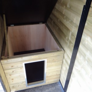 The dog house Easy is provided with a hinged roof