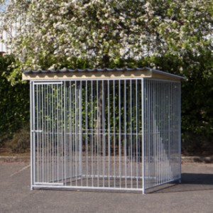 The dog kennel exists of galvanised panels