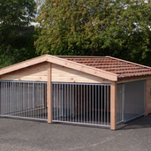 The dog kennel has an overhanging roof, which provided is with second-handed roof tiles