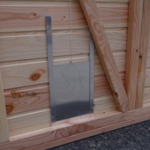 The sliding door on the side of the chickencoop Flex 4.2 is lockable