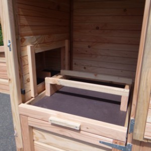 The sleeping compartment of the chickencoop Flex 4.2 is provided with 2 perches
