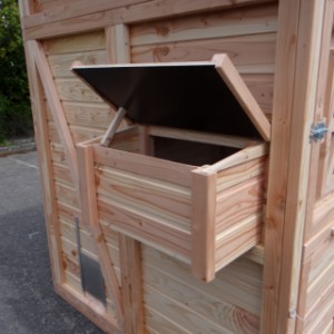 The laying nest of chickencoop Flex 4.2 is provided with a hinged roof
