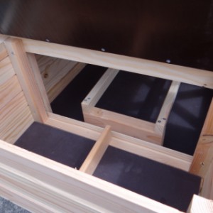 The laying nest of chickencoop Flex 4.2 is divided in 2 parts