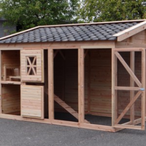 The chickencoop Flex 4.2 is provided with second-hand roof tiles