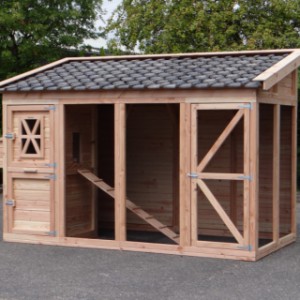The chickencoop Flex 4.2 is made of Douglaswood