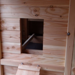 The opening of the sleeping compartment of the chickencoop Flex 4.2 has the dimensions 25x37cm