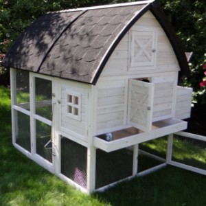 The sleeping compartment of chickencoop Kathedraal XL is suitable for 4 till 6 chickens