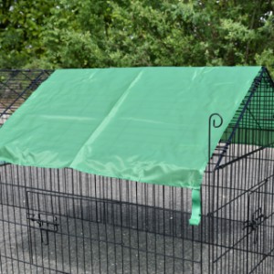The sunshade of enclosure Elynn is easy to attach