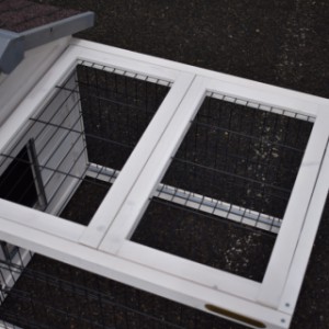 The run of rabbit hutch Pretty Home is provided with a mesh roof