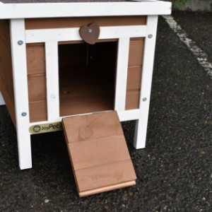 The cat house Petit offers your cat a friendly welcome!