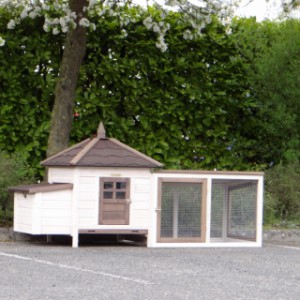 The chickencoop Ambiance Small is provided with a tray, to clean the hutch very easily