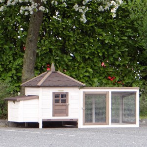 The wooden chickencoop Ambiance Small is suitable for 4 à 5 chickens