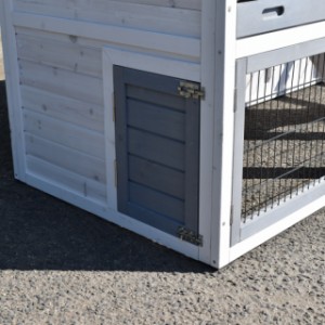 The chickencoop Holiday Medium est equipped with an extra door