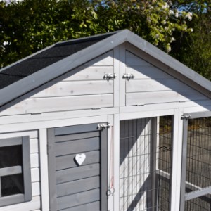 The chickencoop Holiday Medium is equipped with a storage attick