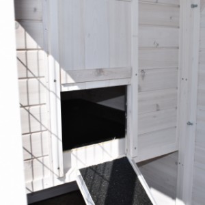The sleeping compartment of chickencoop Holiday Medium is provided with a sliding hatch