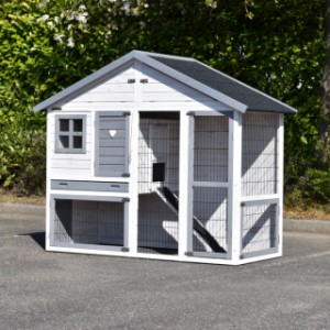 The hutch Holiday Medium offers place for 2 till 4 rabbits