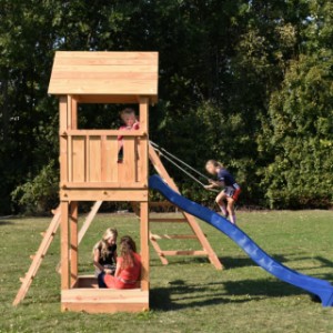 The play equipment Kiosk low is delivered with swing hooks, 4 ground anchors, an assembly kit, and a building manual.