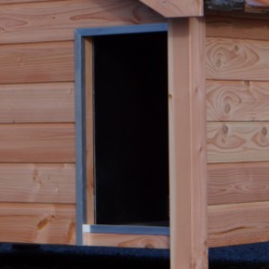 The opening of the insulated dog house Snuf is fitted with aluminum strips