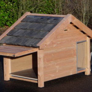 The insulated dog house Snuf is equipped with a flap door