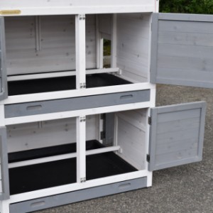 The sleeping compartments of chickencoop Double Medium are provided with removable perches