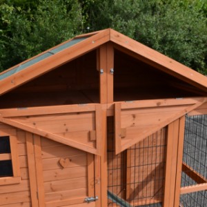 The chickencoop Holiday Medium is provided with a practical storage attick