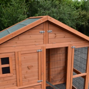 The rabbit hutch Holiday Medium is provided with a pointed roof