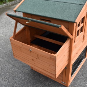 The laying nest of the hutch Holiday Medium has a hinged roof