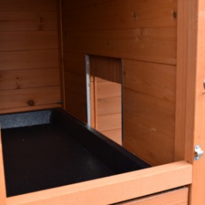 The rabbit hutch Holiday Medium has a large opening to the sleeping compartment